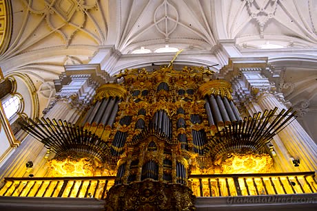 Blick-auf-die-Orgel-der-Kathedrale-von-Granada-bei-Privatem-Tour